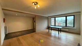 Welkom in dit moderne apartement gelegen in Mortsel, een woning met veel potentieel en charme. Dit ruime appartement van 94m² biedt een...