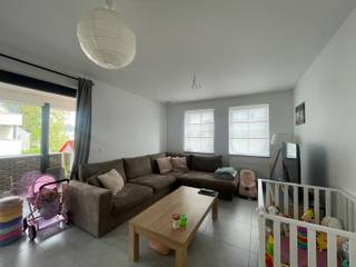 EERSTE VERDIEPINGAppartement nabij het centrum van Westmalle. Beschr: inkom, woonkamer met leefkeuken, berging, badkamer, apart toilet, 2...