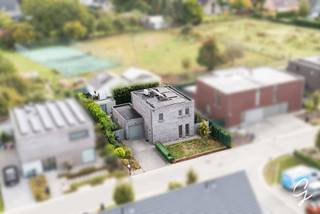 <p>Deze energiezuinige open bebouwing werd gebouwd in 2015 en is gelegen in een rustige, kindvriendelijke wijk zonder doorgaand verkeer. Hier woont u van een aangename woonomgeving, op korte afstand van het centrum van Geraardsbergen. Scholen, supermarkten, het station en andere voorzieningen bevinden zich in de nabije omgeving. Zowel met de fiets, de wagen als het openbaar vervoer is alles vlot bereikbaar.</p>
<p>Ook op energetisch vlak scoort deze woning uitstekend. Dankzij de zonnepanelen, zonneboiler, warmtepomp en condensatieketel op gas beschikt de woning over een gunstig EPC-label A. Daarnaast is er airconditioning voorzien, een ventilatiesysteem aanwezig en is de elektrische installatie conform. De woning is volledig instapklaar en beschikt over alle hedendaagse technieken.</p>
<p>Indeling: Op het gelijkvloers vindt u de inkomhal met apart gastentoilet, een aangename leefruimte met aansluitend de keuken en een praktische berging die rechtstreeks toegang geeft tot de garage.</p>
<p>Op de eerste verdieping bevinden zich drie slaapkamers en een badkamer.</p>
<p>Buiten beschikt de woning over een terras en een tuinhuis. Daarnaast is er een regenwaterput met een capaciteit van maar liefst 15.000 liter aanwezig.</p>
<p>Ook aan veiligheid werd gedacht. De woning is uitgerust met een alarmsysteem voor zowel binnen als buiten.<br /><br />Meer info? Een bezoek? Bel Jordi 0477/32.61.53</p>