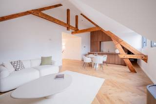 Gerenoveerde penthouse met 3 slpks en terrasGelegen in het centrum van Hove, op wandelafstand van allerhande winkels, vinden we dit gerenoveerde...