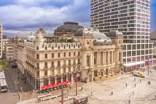 <p><span>Indeling</span>:<br /><br />Bent u op zoek naar een instapklaar en volledig gerenoveerd kantoor in het hart van Antwerpen? Dan is dit unieke pand wellicht precies wat u zoekt. Gelegen op een absolute toplocatie, met uitzicht op het monumentale operagebouw, de groene Rooseveltplaats en het Atheneum, combineert dit kantoor een uitstekende commerciële ligging met hedendaags comfort. <br /><br />Het kantoor bevindt zich op de achtste en tevens hoogste verdieping van het gebouw, bereikbaar met de lift. Bij het betreden van het pand komt u binnen via een inkomhal die leidt naar een ruime, lichtrijke kantoorruimte. Dankzij de indrukwekkende 11 meter brede voorgevel met grote raampartijen, baadt het hele kantoor in natuurlijk licht. De totale bruikbare vloeroppervlakte bedraagt maar liefst 169 m².<br /><br />De indeling van het kantoor is bijzonder praktisch: de grote open ruimte werd opgedeeld in vijf afzonderlijke kantoorruimtes, ideaal voor wie privacy en focus wil combineren met open samenwerking. Daarnaast is er een aparte bergruimte, en een volledig gerenoveerde, moderne keuken die uitgerust is met alle nodige toestellen zoals een koelkast met diepvriesvak, microgolfoven, vaatwasmachine en spoelbak.<br /><br />Verder beschikt het kantoor over twee afzonderlijke toiletten en twee lavabomeubels, wat het gebruiksgemak voor personeel en bezoekers aanzienlijk verhoogt. Een individuele kelderberging behoort eveneens tot het pand en biedt extra opslagmogelijkheden.<br /><br />Met een zeer gunstig EPC en een instapklare staat, is dit kantoor uiterst geschikt voor wie houdt van licht, ruimte en een professionele uitstraling – allemaal midden in de bruisende stad. De ruimte leent zich perfect voor gebruik als kantoor, showroom, praktijk of zelfs een combinatie van wonen en werken.<br /><br /><br /><span>Omgeving</span>:<br /><br />De ligging van dit kantoor is zonder twijfel één van zijn grootste troeven. Gevestigd in het hart van Antwerpen, bevindt het pand zich op een absolute toplocatie met zicht op enkele van de meest iconische plekken van de stad: het monumentale operagebouw, de groene Rooseveltplaats en het historische Atheneum. Deze centrale ligging brengt niet alleen een indrukwekkend uitzicht met zich mee, maar ook een ongeëvenaarde connectie met alles wat Antwerpen te bieden heeft.<br /><br />Op slechts enkele minuten wandelen ligt het Centraal Station, een knooppunt voor trein-, tram- en busverkeer, waardoor zowel medewerkers als klanten het kantoor moeiteloos kunnen bereiken. De nabijheid van grote invalswegen en het ruime aanbod aan openbaar vervoer garanderen een vlotte verbinding, zowel binnen als buiten de stad.<br /><br />De directe omgeving bruist van het leven en combineert cultuur, handel en ontspanning op unieke wijze. De populaire winkelstraat Meir, tal van gezellige cafés, hippe lunchspots, restaurants en kwaliteitsvolle supermarkten bevinden zich allemaal op wandelafstand. Ook andere voorzieningen zoals banken, postkantoren en fitnesscentra zijn binnen handbereik, wat van deze locatie niet enkel een professionele, maar ook een uiterst aangename werkplek maakt.<br /><br />Kortom, dit kantoor bevindt zich in een dynamisch stadsdeel waar het zakelijke perfect samengaat met het stedelijke leven. Een topligging waar bereikbaarheid, zichtbaarheid én leefbaarheid hand in hand gaan.</p>