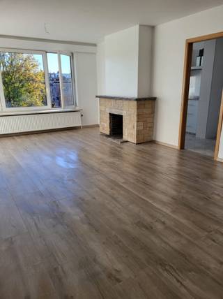 Goed gelegen appartement in Deurne<br /><br />Appartement te huur vanaf 01/07/2026.<br />Goed gelegen nabij park rivierenhof, scholen, winkels, etc...<br /><br />Bezichtigingen kunnen zondag 14/06/2026 of in de loop van volgende week.<br /><br />Voor vragen of afspraken kan je me een mail sturen of een bericht sturen op 0485532821.<br />Let op enkel berichtjes, geen telefoontjes!