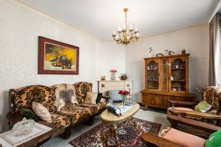 <p><strong>Ben je op zoek naar een ruime woning met 4 tot 6 slaapkamers, een inpandige garage én een zuidgerichte tuin in Nieuwerkerken? Zo gevonden!</strong></p>
<p>Gelegen in Nieuwerkerken, een rustige en groene deelgemeente van Aalst, geniet deze woning van een aangename residentiële omgeving en een goede bereikbaarheid. Met een bewoonbare oppervlakte van 173 m² en een perceel van maar liefst 674 m² biedt de woning heel wat ruimte. Met haar EPC-label D biedt de woning verschillende mogelijkheden om ze verder te moderniseren en volledig naar eigen smaak en wensen in te richten.</p>
<p>Op het gelijkvloers kom je binnen via de inkomhal, die toegang geeft tot de verschillende leefruimtes. Hier bevinden zich een woonkamer, een eetkamer en een aparte keuken. Aansluitend is er een bijzonder ruime veranda, die zorgt voor extra leefruimte en een aangenaam zicht op de tuin. Verder beschikt het gelijkvloers over een bijkeuken, voorzien van lavabo en aansluiting wasmachine en droogkast, een berging, een apart toilet en een inpandige garage. Op de verdieping bevinden zich vier slaapkamers, ideaal voor een gezin of voor wie extra ruimte nodig heeft als slaap-, werk- of hobbykamer. In één van de slaapkamers bevindt zich de badkamer met ligbad en wastafe<strong>l. </strong>Daarnaast beschikt de woning over een ruime zolder van ca. 46 m², die mits de nodige inrichting de mogelijkheid biedt om nog twee extra slaapkamers te creëren.</p>
<p>De zuidgerichte tuin van ca. 380 m² biedt volop ruimte om te ontspannen en te genieten van de buitenlucht. Achteraan geniet je van een prachtig groen en weids uitzicht over de omliggende velden en het bos, wat zorgt voor een bijzonder rustige en landelijke omgeving. Dankzij de aanwezige twee buitenparkeerplaatsen is er bovendien voldoende parkeergelegenheid voor meerdere wagens.</p>