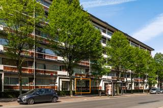 Dit aangenaam appartement is super centraal gelegen in een residentiële buurt in Merksem. Winkels, openbaar vervoer, scholen en parken zijn allemaal in de directe omgeving te vinden. Ook de verbinding met de snelweg, het centrum van Antwerpen en de Antwerpse Haven zijn ideaal. Het appartement bevindt zich op de gelijkvloerse verdieping. U komt de unit binnen via een centrale hal, van waar u doorloopt naar de aangename, lichte leefruimte en de vernieuwde keuken die voorzien is van alle comfort. Verder heeft het appartement een apart gastentoilet, een keurige badkamer met inloopdouche en enkele wastafel en 2 slaapkamers. Bovendien kan er ook gebruik worden gemaakt van de gemeenschappelijke tuin. Gem. kosten: € 225/maand, incl. waterverbruik. Beschikbaar vanaf 1/8/2026