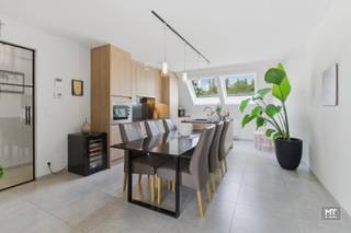 Op 10 minuten van Ieper treffen we dit <strong>recent en instapklaar appartement</strong>. Het appartement geniet van een <strong>Zuidgericht terras</strong> waar u de hele dag door van de zon kunt genieten. Binnen werd gekozen voor een <strong>hoogwaardige afwerking</strong> met kwaliteitsmaterialen en oog voor detail. Zo zorgen de stijlvolle speciale verftechnieken voor een warme en elegante uitstraling, terwijl de <strong>ingebouwde kasten</strong> extra comfort en praktische opbergruimte bieden. De moderne keuken is afgewerkt met een duurzaam composiet werkblad en sluit perfect aan bij het strakke interieur.<br /><br /><strong>Indeling van het appartement: </strong><br />Inkomhal (8 m²) - lichtrijke woon- en eetkamer met open keuken voorzien van dubbele spoelbak, combi-oven, inductie-kookplaat en koelkast (40 m²). Aanpalend hebben we een Zuidgericht terras van 12,5 m². Daarnaast beschikt het appartement nog over 2 slaapkamers (14 - 9,5 m²), badkamer met dubbele wastafel en inloopdouche (6 m²), toilet (1,5 m²) en berging (5 m²).<br /><br />Benieuwd naar de indeling? Check zeker onderstaande video. <br />Link: https://youtube.com/shorts/GTS1uffv0n8?feature=share<br /><br /><strong>Deze eigendom staat te koop met een vanafprijs van € 265.000. Elk bod vanaf deze prijs wordt voorgelegd aan de eigenaars die dit al dan niet aanvaarden. De initiële vraagprijs was € 280.000. <br /><br />Adres: Ieperstraat 146 - Zonnebeke </strong><br /><br /><strong>Meer info of een vrijblijvend bezoek? </strong><br />Contacteer Minthus op 057 468 333 of mail info@minthus.be