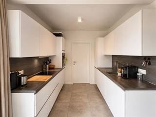 <p><span>Modern appartement met 2 slaapkamers en terras in Mechelen</span></p><p><span> </span></p><p><span> </span></p><p><span>Dit modern appartement op de eerste verdieping (bereikbaar met de trap) biedt alle comfort voor aangenaam wonen.</span></p><p><span> </span></p><p><span>Via de inkomhal met vestiairekast en gastentoilet bereikt u de ruime leefruimte met open keuken.</span></p><p><span>Dankzij de grote raampartijen geniet u hier van veel natuurlijk licht.</span></p><p><span>Aansluitend bevindt zich een praktische berging met aansluiting voor wasmachine en droogkast. Vanuit de leefruimte heeft u toegang tot het terras met zicht op de gemeenschappelijke tuin.</span></p><p><span>Verder beschikt het appartement over 2 slaapkamers en een badkamer met dubbele lavabo en inloopdouche.</span></p><p><span> </span></p><p><span>Extra troeven:</span></p><p><span>✔</span><span> Onderhouden gemeenschappelijke tuin</span></p><p><span>✔</span><span> Privatieve autostaanplaats met laadmogelijkheid</span></p><p><span>✔</span><span> Gemeenschappelijk tuinhuis voor fietsen<br /></span><span>✔</span><span> Vloerverwarming met regeling per ruimte<br /></span><span>✔</span><span> Ramenwasser voor de moeilijk bereikbare ramen</span></p><p><span> </span></p><p><span>Ligging</span><span><br />Het appartement is gelegen in een aangename en rustige woonomgeving in Mechelen.</span></p><p><span>Winkels, scholen, openbaar vervoer en andere dagelijkse voorzieningen bevinden zich op korte afstand.</span></p><p><span>Bovendien geniet u van een vlotte verbinding naar de belangrijkste invalswegen en de E19, waardoor zowel Antwerpen als Brussel gemakkelijk bereikbaar zijn.</span></p><p><span> </span></p><p><span>Onmiddellijk beschikbaar.</span><span><br /></span><span>Gemeenschappelijke kosten:</span><span> € 140/maand</span></p><p><span> </span></p><p><span>Interesse?</span></p><p><span>Contacteer ons voor meer informatie of een bezoek ter plaatse.</span></p><p><span> </span></p>