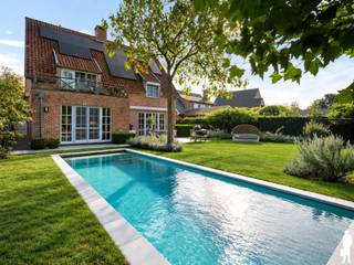 <p><strong>Exclusief karaktervolle villa met 4 slaapkamers, praktijkruimte, zwembad en aangelegde tuin nabij het centrum van Essen</strong></p>
<p>Deze recente, verzorgde en bijzonder ruime woning combineert <strong>comfort, privacy en een praktische gezinsindeling</strong> met een aangename tuin en zwembad. De beschikt over een afzonderlijke <strong>praktijk-/bureauruimte</strong>, royale leefruimtes, <strong>4 slaapkamers</strong>, 2 badkamers, een afgewerkte zolder, een inpandige garage en een volledig aangelegde tuin met meerdere terrassen.</p>
<p><strong>Gelijkvloerse verdieping</strong></p>
<ul>
<li>Ruime <strong>inkomhal</strong> met gastentoilet en handenwasser</li>
<li>Rechtstreekse toegang tot de <strong>praktijk-/bureauruimte</strong></li>
<li>Dubbele binnendeur tussen inkom-/traphal en leefruimte, voor extra <strong>privacy en geluidsdemping</strong></li>
<li>Royale <strong>woonkamer</strong> met open haard op hout</li>
<li>Openslaande deuren vanuit de leefruimte naar de tuin</li>
<li>Aansluitende <strong>eetkamer</strong></li>
<li>Keuken met inductiekookplaat, microgolfoven, stoomoven, vaatwasser, dampkap en dubbele spoelbak</li>
<li>Openslaande deuren vanuit keuken/eetkamer naar het terras</li>
<li>Aansluitende <strong>berging/wasplaats</strong> met deur naar buiten</li>
<li>Rechtstreekse toegang tot de <strong>inpandige garage</strong> met elektrische poort</li>
<li>Vloerafwerking in <strong>parket en natuursteen</strong></li>
</ul>
<p><strong>Eerste verdieping</strong></p>
<ul>
<li>Volledig afgewerkt met <strong>parket</strong></li>
<li><strong>4 slaapkamers</strong></li>
<li>Royale <strong>master bedroom</strong> met dressing</li>
<li>Ensuite badkamer met <strong>ligbad, douche, dubbele lavabo, toilet en sauna</strong></li>
<li>Tweede badkamer met <strong>inloopdouche en lavabo</strong></li>
<li>Apart toilet met handenwasser op de nachthal</li>
<li>Rolluiken in de kinderkamers</li>
</ul>
<p><strong>Tweede verdieping</strong></p>
<ul>
<li><strong>Volledig afgewerkte</strong> royale zolderruimte</li>
</ul>
<p><strong>Tuin en buitenruimte</strong></p>
<ul>
<li>Prachtig aangelegde en <strong>volledig ingesloten tuin</strong></li>
<li>Meerdere aangelegde perken en volwassen beplanting</li>
<li><strong>2 terrassen</strong> met keramische tegels</li>
<li>Verwarmd <strong>zwembad met warmtepomp</strong></li>
<li>Zwembad voorzien van rolluik met zonnelamellen en automatische chloorregeling</li>
<li>Tuinhuis met de technische voorzieningen van het zwembad</li>
<li>Elektrische toegangspoort</li>
<li>Laadpaal aanwezig</li>
</ul>
<p><strong>Bijzonderheden</strong></p>
<ul>
<li>Eerste eigenaar</li>
<li><strong>39 zonnepanelen</strong>,</li>
<li><strong>Batterij van 15 kWh</strong></li>
<li>Verwarming op gas d.m.v. convectoren en radiatoren</li>
<li>Ventilatiesysteem D</li>
<li>Houten ramen met vliegenramen</li>
<li>Regenwaterput van <strong>7.500 liter</strong> voor toiletten en buitenkranen</li>
<li>Kruipruimte onder de volledige woning</li>
<li>Alarm</li>
<li>Videofoon met bediening van de poort</li>
</ul>
<p><strong>Ligging</strong></p>
<p>Gelegen aan de <strong>Oude Baan in Essen</strong>, op korte afstand van <strong>scholen, winkels, het centrum van Essen en het station</strong>. Ook de Nederlandse grens en belangrijke invalswegen zijn vlot bereikbaar.</p>
<p><strong>Een bijzonder complete gezinswoning met praktijkruimte, 4 slaapkamers, wellness, zwembad en een fraai aangelegde tuin, op een centrale maar aangename locatie in Essen.<br /><br /></strong></p>
<p>Bewoonbare opp. 328 m² ref.: bruto vloeropp. EPC-certificaat</p>
<p><strong> </strong></p>