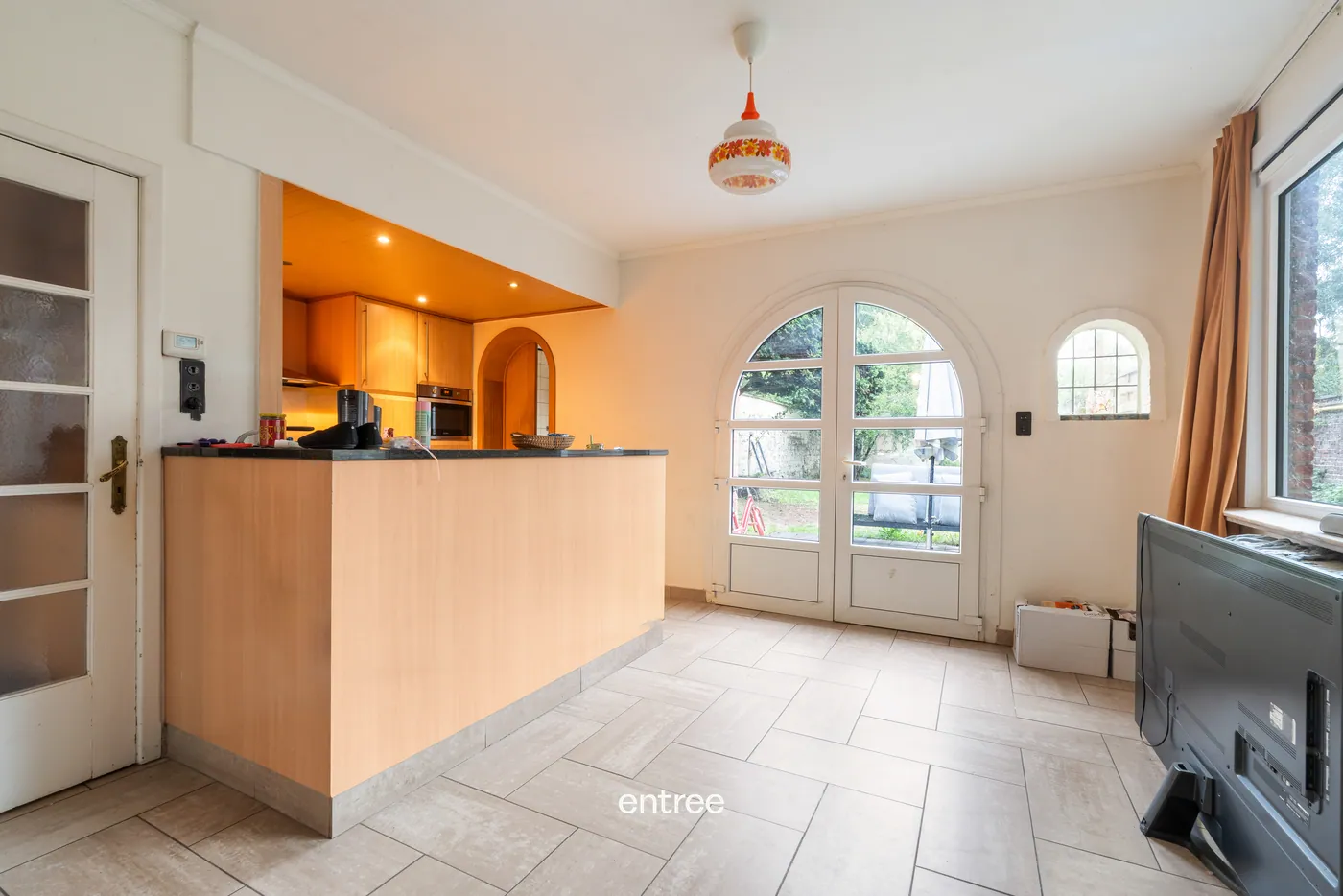 Ruime half-open woning met 3 slaapkamers, tuin en garages - foto 5