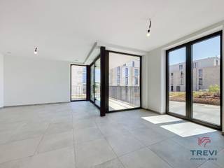 <p><span>Idéalement situé dans le nouveau quartier "Le Champ du Tordoir", au rez de chaussée d'un bel immeuble, Magnifique appartement de standing 1 chambre avec jolie terrasse. Il se compose d'un lumineux séjour carrelé de 30 m² avec cuisine hyper-équipée ouverte et la jolie baie vitrée donnant accès à la terrasse. 1 belle chambre de 13 m², Une salle de bain équipée d'une douche à l'italienne et d'un meuble double évier. Wc séparé. Buanderie. Ventilation double flux. PEB A. CC au gaz. Emplacement parking. Cave. Loyer : 900€/mois + 50€ emplacement de parking et 50€ de provisions pour charges communes.Libre le 15 août 2026. Infos et visites au 02 /355.50.55</span></p><p><span> </span></p>