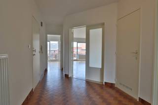 Het appartement is gelegen op de eerste verdieping en heeft volgende indeling: inkomhal, ruime living (31 m²), aparte keuken (voorzien van gaskookfornuis, oven, ijskast en 3-vaksdiepvries) met aansluitend een berging. Vanuit de keuken heeft u toegang tot het terras met nog een kleine buitenberging. <br /><br />Verder beschikt het appartement over 2 slaapkamers, apart toilet en badkamer met douche in bad en lavabomeubel met spiegelkast.<br /><br />In de huurprijs is een autostaanplaats (voor het gebouw) inbegrepen.<br /><br />Het appartement is onmiddellijk beschikbaar! <br /><br />Twijfel niet om ons te contacteren voor meer informatie of een plaatsbezoek via verhuur@homevast.be of tel. 03 376 20 20.