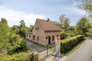 Te koop aangeboden in Werverbos, Brasschaat, een woning gelegen op een bijzonder rustige en groene locatie. De woning bevindt zich op een uitzonderlijk ruim perceel van ca 2.800 m², omgeven door groen en met volop mogelijkheden voor wie op zoek is naar ruimte, privacy en een groene woonomgeving.<br /><br />Deze karaktervolle woning biedt potentieel voor een totaalrenovatie of nieuwbouw waar je alles volledig naar eigen smaak kan afwerken. <br /><br />De woning zelf omvat een inkomhal, woonkamer, keuken, veranda, badkamer en berging/wasruimte. Op de 1e verdieping zijn er 2 slaapkamers. <br />De tuin van dit te koop aangeboden huis heeft een goede zonsoriëntatie, ook is er nog een garage en bijbouw op het perceel aanwezig. <br /><br />Bijzonderheden: <br />- EPC: 1079 kWh/m²/jaar - Label F<br />- Rustig gelegen, groen perceel<br />- heel wat mogelijkheden voor renovatie/ eventueel nieuwbouw <br /><br />Heb je zin om het potentieel van deze woning te komen ontdekken? Dit pand biedt een zeldzame kans voor wie een woning wil kopen en volledig naar eigen hand wil zetten. Dankzij het royale perceeloppervlakte vormt de locatie ook een perfect bouwlot voor het realiseren van een droomvilla. Bel ons voor een afspraak op 03 666 66 66 of mail naar Kapellen@dewaele.com.<br /><br />Dit pand is onderworpen aan de renovatieverplichting van de Vlaamse overheid voor residentiële gebouwen (behoudens bij sloop binnen 5 jaar na de aankoop). Consulteer voor meer informatie de website van het Vlaams Energie- en Klimaatagentschap via https://www.vlaanderen.be/een-woning-kopen/renovatieverplichting-voor-residentiele-gebouwen<br /><br />Bestuursmaatregelen in het maatregelenregister: nee
