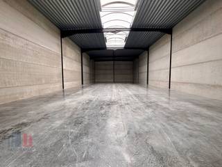 Nieuwbouw KMO-unit van 318 m² met 75 m² kantoorruimte en 4 privatieve parkeerplaats te koop, de unit maakt deel uit van...