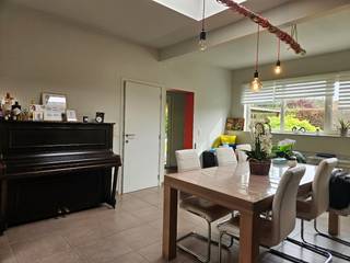 BEZOEK AANVRAGEN ENKEL MOGELIJK VIA VOLGENDE LINK: https://verlinden.mijnhuurprofiel.be/property/f5e89e06-7045-4316-b57b-d3dd20972f7a<br /><br />Deze gezellige woning met 3 slaapkamers is rustig gelegen in OLV-Olen met een vlotte verbinding naar omliggende gemeenten.<br /><br />Via de inkomhal kom je terecht in de eetkamer met open keuken. Deze is uitgerust met een vaatwasser, koelkast, vriezer, inductiekookplaat, afzuigkap, spoelbak en voldoende opbergruimte. Aansluitend is de zithoek met bureauruimte en berging aanwezig. <br />Op het gelijkvloers bevinden zich nog een ruime berging, apart toilet en wasplaats.<br /><br />Op de verdieping vind je 3 slaapkamers, een apart toilet en de badkamer, voorzien van een ligbad, inloopdouche en dubbele wastafel in meubel. <br /><br />De tuin is volledig omheind en aangelegd met 2 terrassen. Het tuinhuis biedt extra berging.<br /><br />Huurprijs: €1.100/maand | beschikbaarheid: 01/06/2026 | EPC: 400 kWh/m²