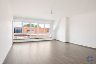 Apartment InformationThe apartment was completely renovated in 2025 with a view to making an energy efficient impact. Through the large entrance...