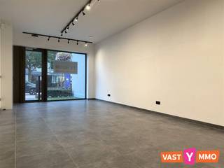 Handelsruimte te huur in hartje Wuustwezel Op zoek naar een praktische, maar strategisch gelegen handelsruimte? Dit commerciële pand van +/- 50 m²...