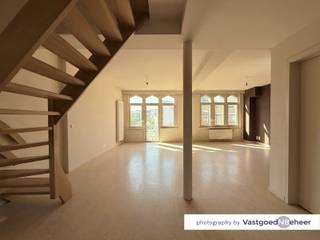 Dit zeer centraal gelegen duplex-appartement bevindt zich op de tweede verdieping van een kleinschalige residentie nabij Sint-Pietersstation.
Indeling: een ruime leefruimte met zeer veel lichtinval en open keuken, voorzien van kookfornuis, dampkap en oven. Een bureauruimte, berging en gastentoilet. De open trap leidt ons naar 2 aangename slaapkamers, waarvan 1 met aansluitend terras, rustig gelegen aan de achterzijde. De badkamer is voorzien van douche, enkel lavabo, toilet en aansluiting wasmachine. Er is een gemeenschappelijke fietsenstalling.
Verder beschikt dit appartement over parlofoon, cv op aardgas, dubbele beglazing, GEEN LIFT. Gem. kosten: € 25/maand - EPC268/C-label/UC2731021 - GEEN STUDENTEN - onmiddellijk beschikbaar.
Vlot bereikbaar centrum Gent / autostrade / openbaar vervoer / op wandelafstand van Sint-Pietersstation (mobiscore 9,3/10).
Bezoekaanvragen ENKEL via mail: beheer@vastgoednbeheer.be - BIV 506.884/BIV 514.268