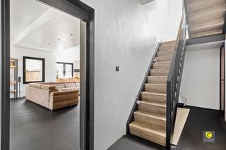 <p><span>Ruime en gerenoveerde halfopen gezinswoning met 5 slaapkamers en tuin!</span></p><p><span>In een rustige en gegeerde woonwijk van Mortsel op een steenworp van winkels, scholen en openbaar vervoer, bevindt zich deze volledig gerenoveerde en bijzondere ruime halfopen bebouwing. <br />Gelegen op huisnummer 132 in de Edmond Thieffrylaan, combineert deze woning hedendaags comfort met een zee aan ruimte ideaal voor een groot gezin of wie houdt van royaal wonen.</span></p><h3><span>Indeling van de woning:</span></h3><p><span>Gelijkvloers:</span><span><br />De ruime inkomhal verwelkomt je in stijl en biedt toegang tot de garage, het gastentoilet en de lichtrijke leefruimte. Dankzij de grote raampartijen geniet je hier van veel natuurlijk licht en een open gevoel. <br />De volledig gerenoveerde en hoogwaardig uitgeruste open keuken sluit mooi aan op het leefgedeelte en geeft uit op het zonnige terras en de zuidoost gerichte tuin. <br />Perfect om te genieten van een ontbijt in de ochtendzon of lange zomeravonden buiten.</span></p><p><span>Eerste verdieping:</span><span><br />Op deze verdieping vinden we maar liefst vier ruime slaapkamers, waarvan een kamer is uitgerust met een praktische mezzanine ideaal als bureau, speelruimte of extra opbergruimte. <br />De badkamer is eveneens royaal in omvang, voorzien van een dubbel lavabomeubel, een inloopdouche en een toilet.</span></p><p><span>Tweede verdieping:</span><span><br />De bovenste verdieping herbergt een vijfde, volwaardige slaapkamer. <br />Door zijn ligging is deze perfect als rustige master bedroom. Ook deze kamer is voorzien van een  praktische mezzanine ideaal als bureau of extra opbergruimte.</span></p><h3><span>Troeven van deze woning:</span></h3><h3><span>-</span><span> Instapklaar</span></h3><h3><span>- Gelegen in een rustige, kindvriendelijke buurt van Mortsel</span></h3><h3><span>- Volledig gerenoveerd met oog voor comfort en ruimte</span></h3><h3><span>- 5 slaapkamers waarvan 2 met mezzanine</span></h3><h3><span>- Inpandige ruime garage met oprit </span></h3><h3><span>- Zuidoost georiënteerde tuin en terras</span></h3><h3><span>- Er zijn reeds tal van energiemaatregelen genomen</span></h3><p><span> </span></p><p><span>Bent u op zoek naar een ruime, instapklare en gerenoveerde woning in een aangename buurt? Dan is dit huis beslist een bezoek waard. Contacteer ons vandaag nog voor meer info of een bezichtiging!</span></p>