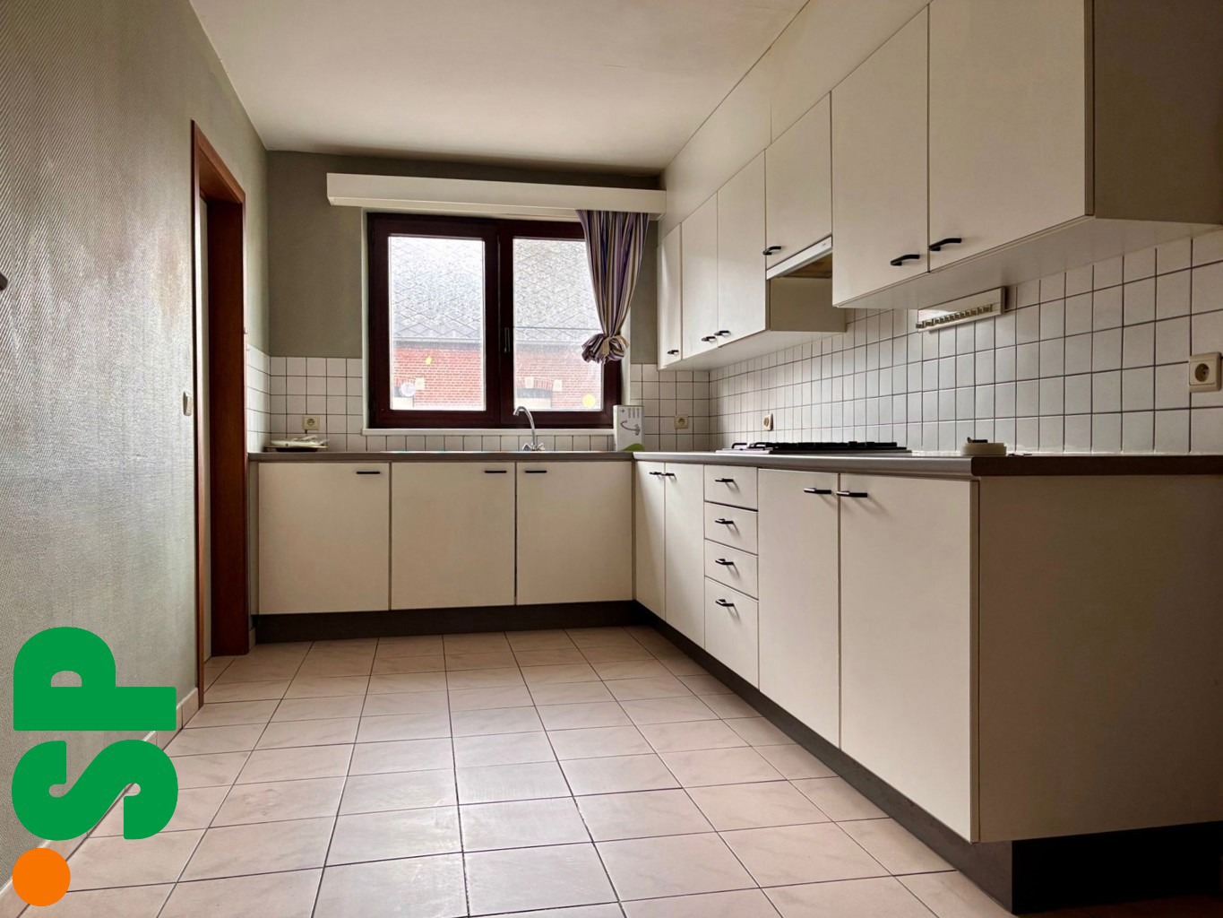Tweeslaapkamer appartement met volledig gerenoveerde badkamer gelegen nabij het centrum van Geel - foto 4