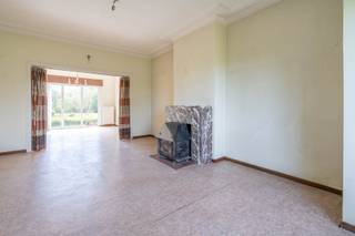 Century21 ImmoNero stelt voor, unieke gelegenheid voor paarden liefhebbers, deze ruime, te renoveren woning op een volkomen vlak en...