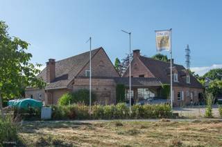 KONTICH - Mechelsesteenweg: Handelspand op zichtbare locatie van 690m² op 1.374m² grond, met eigen parking en ruim terras...