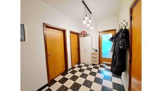 Dit comfortabel en praktisch 2-slaapkamerappartement met TERRAS en GARAGE heeft een uitstekende en rustige ligging in Sint-Pieters Brugge, vlakbij...