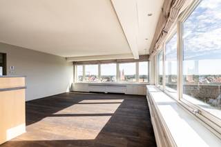 Découvrez cet appartement d'angle avec vue dégagéeCet appartement d'angle lumineux vous accueille dans un hall d'entrée spacieux, équipé d'un...