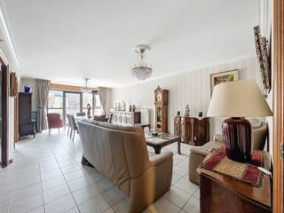 <p><span><strong>Centrum Aalst, Lichtrijk én Ruim Appartement met 2 SLPK!</strong></span></p>
Bent u op zoek naar <strong>een ruim en centraal gelegen appartement </strong>met alle <strong>voorzieningen binnen handbereik</strong>? Dan is dit prachtige appartement in de <strong>Pontstraat te Aalst</strong> precies wat u zoekt!<br /><br />Gelegen op een <strong>steenworp van de Grote Markt</strong> en in de <strong>schaduw van de Sint-Martinuskerk</strong>, geniet u hier van een <strong>absolute toplocatie</strong> in het <strong>bruisende stadscentrum</strong>.<br /><strong>Winkels, horeca, openbaar vervoer</strong> en andere voorzieningen bevinden zich letterlijk <strong>aan uw voeten</strong>.<br /><br /><span>Indeling:</span><br />Bij het betreden van het appartement wordt u meteen verrast door de <strong>uitzonderlijke lichtinval</strong>. De <strong>grote</strong> <strong>én lichtrijke</strong> <strong>leefruimte </strong>vormt het hart van de woning en biedt <strong>tal van inrichtingsmogelijkheden</strong>. Dankzij de <strong>grote raampartijen</strong> baadt deze ruimte de hele dag in <strong>natuurlijk licht</strong>. De aparte <strong>keuken</strong> sluit naadloos aan bij de leefruimte en biedt <strong>alle comfort</strong> voor wie graag kookt.<br /><br /><span>Verder beschikt het appartement over:</span><br /><strong>-Twee ruime slaapkamers</strong><br /><strong>-Een badkamer uitgerust met douche, lavabo en toilet. </strong>Ook plaats voor wasmachine én droogkast!<br /><br /><span>Extra troeven:</span><br />-Een aparte, <strong>ruime bergruimte (15 vierkante meter) </strong>- ideaal voor stockage - <strong>inclusief de prijs!<br /></strong>-Een <strong>extra brede én afgesloten garagebox (20 vierkante meter)</strong> – een absolute meerwaarde in het centrum - <strong>mogelijkheid om bij aan te kopen twv 35 000 euro!<br /><br /></strong>Voor meer info en/of een bezoek, contacteer uw vastgoedkantoor KURTIMMO via 0476/076993 OF info@kurtimmo.be!