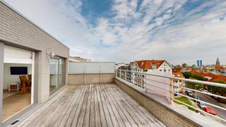 Res.Fairy I. Zeer mooi en recent penthouse appartement op de Tijdokstraat te Zeebrugge.<br />Het appartement beschikt over de leefruimte met open keuken, ruime zonneterrassen aan weerzijden met mooi open zicht.<br />Berging met plaats voor wasmachine, apart toilet, badkamer met ligbad en lavabo, ruime slaapkamer.<br />Lift tot het bovenste verdiep!<br />Ref.A516