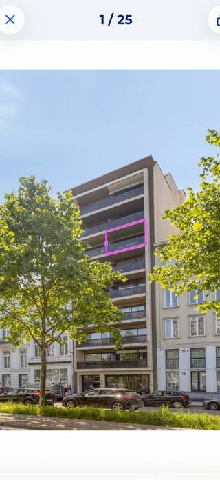 BIEDEN VANAF 315.000€ onder voorbehoud van acceptatie door de eigenaren .<br />Ruim, lichtrijk appartement van 105 m2 op de 6e verdieping met lift. <br />Te koop rechtstreeks van eigenaar = geen ingecalculeerde immokosten ! <br />Inkomhal met gepantserde deur en intercom met camera, alle ramen dubbele beglazing met elektrische rolluiken ,grote living met veel lichtinval door schuiframen naar terras ,volledig ingerichte keuken (schuifraam naar klein terras) gerenoveerd 2022 met afwasmachine, ingebouwde oven en microgolf,inductiekookplaat en afzuigkap,kurken vloer,aparte voorraadruimte met plaats voor was-en droogmachine, toilet met lavabo, badkamer (toilet,bad, douche,lavabo), 2 ruime slaapkamers,gang met ingemaakte kast ,2 ruime kelders .<br />Ondergrondse parkeerplaats mogelijk( te huur) <br />Asbestattest comform <br />EPC score c<br />Elektrische keuring conform <br />Gemeenschappelijke kosten ca €200/maand incl. waterverbruik,chauffage,onderhoud lift, poetsvrouw gemeenschappelijke delen, syndicus,blokpolis. <br />Zeer centraal gelegen, vlakbij tramhalte( 5 meter) , vlakbij Rooseveltplaats( busverbindingen) en centraal station( wandelafstand 15 min) en winkelstraat Meir ( 10 minuten wandelafstand).<br />Detailhandel zoals bakker en slager op loopafstand<br />Ook zeer geschikt als investering ! ( gemeubileerd voor vb expats : huurprijs min 1.600 per maand ) <br /><br />Instapklaar appartement van 105 m2 ! <br />Toplocatie! <br />Koop rechtstreeks van eigenaar<br />2 ruime slaapkamers <br />2 terrassen<br />2 kelders<br />Ingerichte keuken<br />Autostaanplaats( te huur)<br />Elektrisch keuring en asbestattest comform<br />EPC C