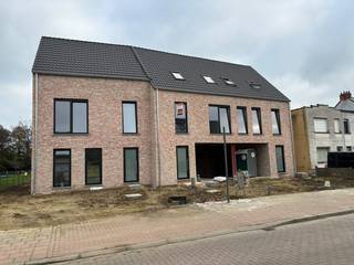 Ruim Nieuwbouwwoning met carport en fietsenberging ! <br /><br />Indeling : Inkomhal , apart toilet , woonkamer met open keuken , berging .<br />Verdiep : nachthal , 3 slaapkamers , badkamer , apart toilet , berging .<br />2de verdiep waar nog een 4de slaapkamer en zolderkamer mogelijk is . <br /><br />Carport met fietsenberging . <br /><br />Woning voorzien van vloerverwarming met warmtepomp , ventilatiesysteem , zonnepanelen , regenwaterrecuperatie . <br /><br />Plannen en lastenboek te downloaden op onze website . <br /> 