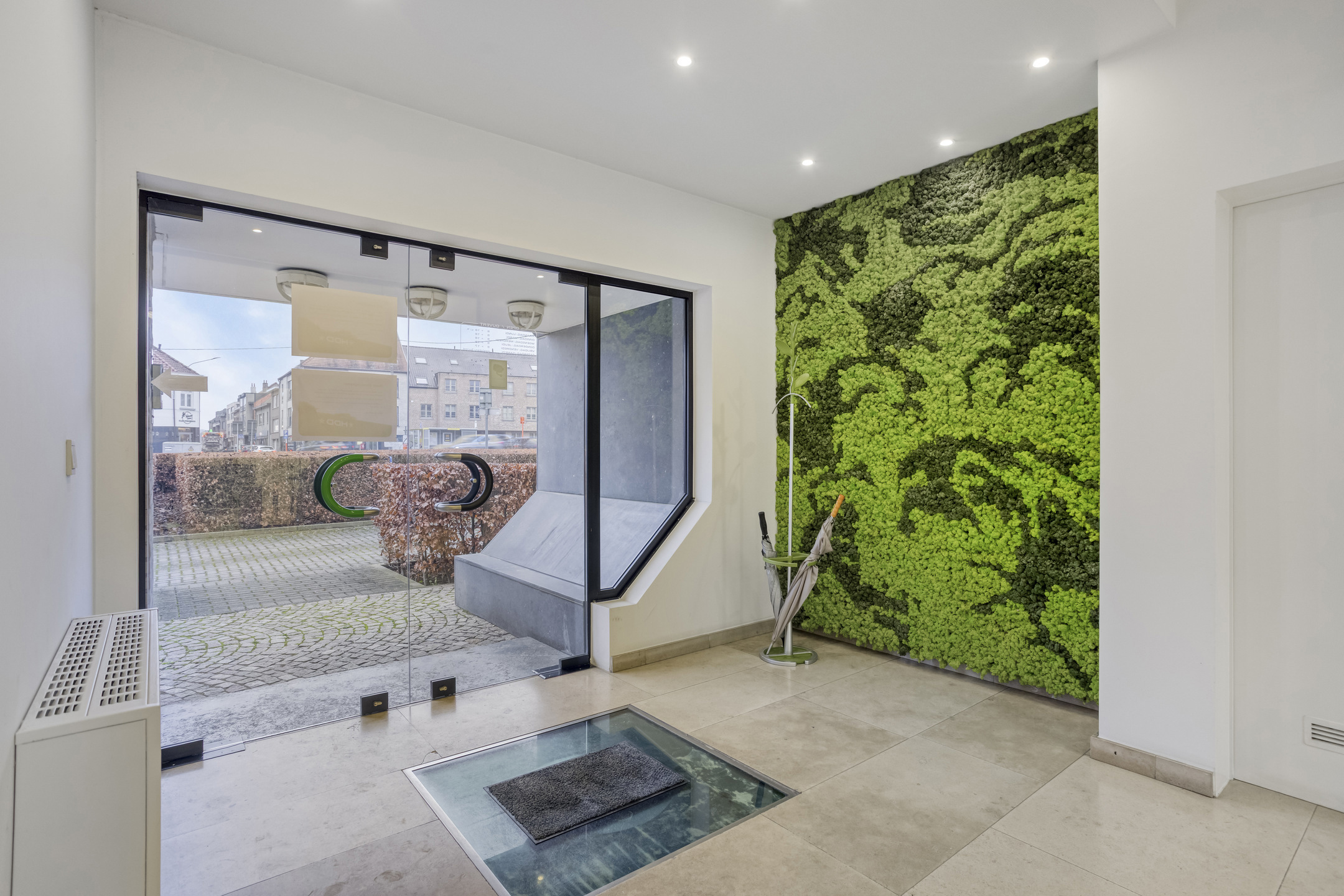 Polyvalent handelspand met kantoorruimte, showroom, stockageruimte en parking - foto 2