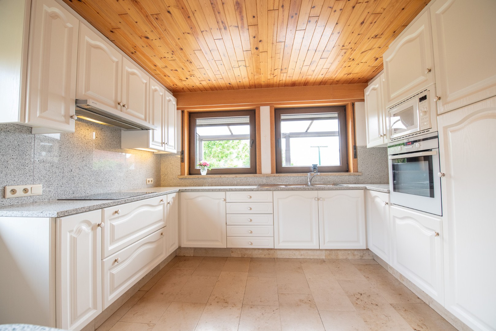 🎉 OPENDEUR zaterdag 13/06 🎉 Iedereen welkom van 12u t.e.m. 13u! Rustig gelegen, goed onderhouden bungalow op 603 m² in Zulte - foto 5