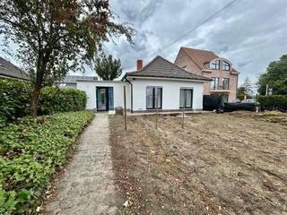 <p><span>Deze landelijk gelegen bungalow in Hamme biedt een interessant potentieel met een grondoppervlakte van 757 vierkante meter.</span></p><p><span> </span></p><p><span>De woning beschikt over een ruime inkomhal met marmeren tegelvloer, die aansluit op verschillende vertrekken. De keuken is uitgerust met kwalitatieve houten kasten en een granieten werkblad. Een open woonruimte met natuurlijke lichtinval biedt veel mogelijkheden voor het dagelijks wonen.</span></p><p><span> </span></p><p><span>Een opvallend kenmerk is de spacieuze veranda met glazen deuren en moderne vloerafwerking, die uitkijkt op het omliggende terrein. Deze ruimte biedt een naadloze overgang naar buiten en creëert extra leefruimte. De woning beschikt ook over 2 badkamers, waaronder 1 luxueuze badkamer met volledig uitgerust toilet, een vrijstaand bad en een douche. Er zijn 2 ruime slaapkamers aanwezig met grote ramen die zorgen voor natuurlijke lichtinval.</span></p><p><span> </span></p><p><span>Het buitenterrein is voorzien van een aangelegd terras & bijgebouw in betonstructuur. De tuin met vijvertje biedt mogelijkheden voor tuinliefhebbers. </span></p><p><span>Er is tevens een ruime garage voorzien.</span></p><p><span> </span></p><p><span>Deze woning staat in een rustige buurt van Hamme en heeft potentieel voor kandidaten die op zoek zijn naar een project met mogelijkheden.</span></p><p><span> </span></p><p><span>Bekijk ook onze visuele tour: <span>https://web-player.walkly.app/VoT9ChdTkk3ayg4RKdVj/2cAV5mu2Y4EwHKEYH62B/ww/public</span></span><span> </span></p>