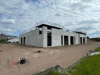Nieuwbouw KMO-unit van <strong>198 m² met 48 m² mezzanine/kantoor en 2 privatieve parkeerplaatsen</strong> te koop, de unit maakt deel uit van het gloednieuwe bedrijvenpark <strong>"URSUS"</strong> die bestaat uit 17 KMO-units te koop met oppervlaktes tussen 175 m² en 227 m² (samenvoegbaar tot grotere oppervlaktes). Fantastisch gelegen nabij het centrum van Meulebeke en Tielt, op amper 4 km van de Brugsesteenweg (N50) en op slechts 5 km van de Pittemsesteenweg (N37) met een vlotte verbinding naar de E403 op- en afrit 8 Roeselare-Beveren.<br /><br />De casco magazijnen (en eventueel bijhorende kantoren) zijn opgebouwd uit geprefabriceerde geïsoleerde sandwichelementen in beton of metalen sandwichpanelen of een combinatie van beide. De loodsen, allen brandklasse B, hebben een vrije hoogte van +/- 6 meter en zijn toegankelijk via een automatische sectionale poort (al dan niet met een aparte toegangsdeur en glaspartij) en zijn voorzien van een lichtstraat. De duurzame bedrijfsgebouwen zijn gelegen in industriegebied voor ambachtelijke bedrijven en KMO's en zijn geschikt voor zowel opslag, productie, verwerking van goederen, groothandel, transport -en distributieactiviteiten, ... <br /><br />De units 1 tot en met 10 genieten van een uitstekende zichtbaarheid vanaf de Randweg, waardoor uw visuele aanwezigheid zowel voor voorbijrijdend verkeer als voor bezoekers aanzienlijk wordt versterkt.<br /><br />Per unit zijn er minstens twee privatieve parkeerplaatsen voorzien.<br />Er zijn ruime parkeer- en manoeuvreerruimte voorzien op het terrein. Voorziene oplevering begin Q2 2026.<br /><br />Contacteer <strong>PANORAMA B2B</strong> voor bijkomende inlichtingen, plannen of een vrijblijvend plaatsbezoek <strong>050 300 800.</strong>