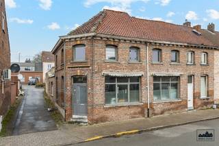 <p>Welkom in deze uitnodigende woning in Temse, een prachtig pand met veel potentieel! Dit ruime huis beschikt over 249 m² bewoonbare oppervlakte verdeeld over twee verdiepingen, ideaal voor gezinnen of ondernemers.</p><p>Het eigendom biedt vier slaapkamers die veel ruimte bieden voor rust en privacy. De recente badkamerrenovatie is een echte highlight: met moderne afwerking, vochtbestendige tegels, een comfortabele douche en stijlvol design geeft deze ruimte een luxe uitstraling.</p><p>De goed uitgeruste keuken met houten kasten en moderne apparatuur is dé plek voor culinaire creaties. De grote woonruimtes bieden volop mogelijkheden voor gezelligheid en ontspanning. Het pand beschikt bovendien over twee grootse lege ruimtes op de benedenverdieping, perfect voor uitbouw als thuiskantoor, atelier, leefruimte of commercieel gebruik.</p><p>De karaktervolle baksteenfacade en rustige ligging in Temse geven dit huis veel charme. De binnenkoer biedt nog mogelijkheden voor buitenactiviteiten.</p><p>Met een grondoppervlakte van 193 m² en de unieke indeling, combineert deze woning woning- en bedrijfsruimte op een aantrekkelijke manier. Een spannende kans voor wie op zoek is naar flexibiliteit en ruimte!</p><p>Ook mogelijkheid om 2 appartementen van te maken mits vergunningsaanvraag.</p><p>Voor meer informatie of een bezichtiging, neem contact op via emanuel.durinck@immo-zone.be of op het nummer 0486 03 00 10.</p>