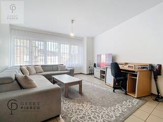 Via de gemeenschappelijke trappenhal of lift begeven we ons naar de eerste verdieping van Residentie “Sint-Anneke”.De centrale inkomhal geeft...