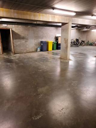 Ondergrondse autostaanplaats (nummer 6) met automatische poort op een uitstekende ligging in Geel!<br /><br />Huurprijs: €50,00 per maand. <br /><br />De huurwaarborg bedraagt €100,00. <br /><br />Voor meer info kan u ons contacteren via info@vastengoed.be of 014/72 73 74!