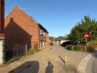 Deze bouwgrond is geschikt voor een 2- gevelwoning van 12 m breedte met grote tuin en garage, achterliggend is het bufferzone en het vrij zicht blijft, verkavelingsvergunning verkrijbaar na contact met ons kantoor.