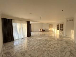 Zeer ruim gelijkvloers appartement voorzien van 2 (+1) slaapkamers, terrassen en afgesloten garagebox, gelegen nabij het centrum van...