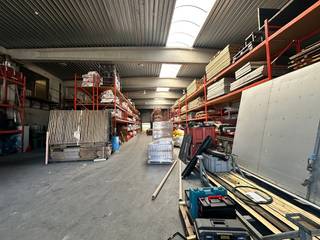 Op een strategische locatie in Braine-l’Alleud bieden wij deze functionele bedrijfsruimte te huur aan. Het pand beschikt over 1.050 m² opslagruimte...