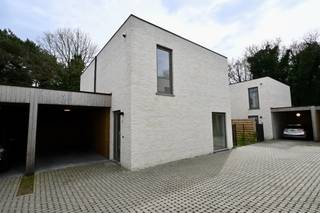 Recente nieuwbouwwoning met 3 slaapkamers . Indeling : Inkomhal , apart toilet , woonkamer met open keuken , berging . Verdiep : 3 slaapkamers ,...