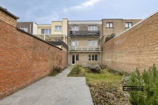 Dit instapklaar gelijkvloerse appartement in een kleine residentie is gelegen aan de rustige rand van Bredene-Dorp.<br />Dit appartement beschikt over een ruime tuin met terras met aansluitend een garagebox (toegankelijk via de achterkant van het gebouw).<br />Indeling: inkom met berging en afzonderlijk toilet, woonruimte met veel lichtinval en met mooie open keuken, 1e slaapkamer met afzonderlijke badkamer (wc + lavabo + ruimte voor nog te plaatsen bad), 2e slaapkamer met afzonderlijke badkamer (douche + lavabo) en uitgang tot tuin en terras, achteraan de tuin bevindt zich de garagebox. Er is een ruimte voorzien voor wasmachine en droogkast in de gang tussen leefruimte en slaapkamers.