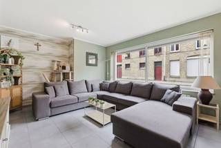 <p><span>In het hart van Diksmuide bevindt zich dit charmante, instapklare gelijkvloers appartement, ideaal gelegen op wandelafstand van de Grote Markt, winkels en openbaar vervoer (bus en trein).</span></p><p><span>Het appartement maakt deel uit van Residentie Paepenhoek en verwelkomt u via de inkomhal met apart gastentoilet. De ruime en lichtrijke leefruimte sluit naadloos aan op de open, volledig ingerichte keuken. Deze is voorzien van alle comfort. Aansluitend aan de keuken bevindt zich een praktische berging met aansluiting voor was- en droogmachine. </span></p><p><span>Verder beschikt het appartement over twee volwaardige slaapkamers (11 m² en 12 m²), waarvan één rechtstreekse toegang biedt tot het aangename terras. De badkamer is praktisch ingericht met een ligbad en een enkele lavabo in meubel.</span></p><p><span>Bijkomende troeven zijn de private kelderberging en de gemeenschappelijke fietsenberging in het kelderverdiep.</span></p><p><span>De rustige, maar uiterst centrale ligging vormt zonder twijfel een belangrijke meerwaarde.</span></p><p><span>Kortom, een ideale woonkans voor wie comfortabel en zorgeloos wil wonen. Absoluut een bezoek waard!</span></p>