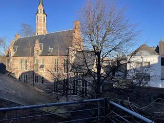 Zeer ruim appartement (140m²) met zonnig terras, gelegen op de eerste verdieping van een herenwoning met authentieke elementen en een...