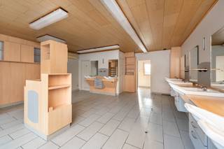 NIVEAU 0Kantoor/ praktijkruimte 45m², voorzien van afzonderlijk toilet en kitchenette.Veranda/ wasplaats 16m².Zuid georiënteerde tuin, voorzien van...