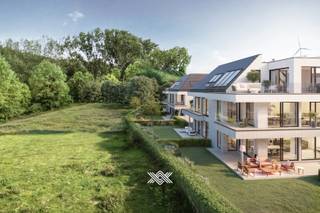 <div>
<div>Dit drieslaapkamer appartement van 129,20 m² op de eerste verdieping beschikt over een inkomhal met plaats voor een vestiairekast, een lichtrijke eet- en leefruimte, een open keuken met praktische berging, drie slaapkamers, een afzonderlijk toilet en een badkamer uitgerust met een dubbele wastafel, een inloopdouche en een tweede toilet. Daarenboven beschikt dit appartement over een zuidelijk georiënteerd terras van 8.51 m².<br /><br />Dit appartement is gelegen in het nieuwbouwproject Leiegoet te Wielsbeke, een stijlvol en doordacht ontworpen nieuwbouwproject dat staat voor hedendaags wonen in een harmonieuze omgeving met veel groen, dynamische zichten en een vlotte bereikbaarheid. Leiegoet biedt vijf stijlvolle Urban Villa’s bestaande uit elke vijf ruime appartementen.<br /><br />Op het gebied van afwerking biedt Leiegoet veel keuzevrijheid en hoogwaardige materialen. Bewoners kunnen hun interieur naar eigen smaak vormgeven, met erg ruime budgetten voor de selectie van sanitaire voorzieningen, keukeninrichting en vloerbekleding bij vooropgestelde leveranciers. Dit maakt het mogelijk om elk appartement een persoonlijke en unieke uitstraling te geven. <br />Bovendien zijn er 36 ondergrondse parkeerplaatsen, 2 bovengrondse parkeerplaatsen en 10 ondergrondse bergruimtes voorzien.</div>
</div>