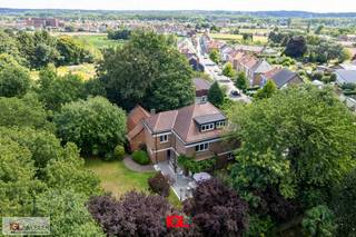 Immo Groot Leeuw stelt met fierheid dit prachtig herenhuis verhuld in een oase van groen voor. Verscholen in een verkeersluwe straat tussen velden...