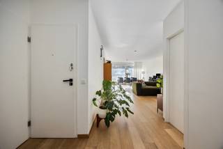 Gerenoveerd één slaapkamer appartement met ruim terras te Borgerhout<br /><br />Ben jij op zoek naar een instapklaar appartement met buitenruimte in een levendige buurt? Kom gerust een kijkje nemen aan de Plantin en Moretuslei 331!<br /><br />Ons appartement ligt op de tweede verdieping van een verzorgd residentieel gebouw, op nog geen vijf minuten fietsen van de gezellige Dageraadplaats in Zurenborg. In de woonkamer geniet je van veel lichtinval, en via de volledig openslaande schuifdeuren stap je zo het ruime terras op, perfect om van de zon te genieten, met een mooi groen uitzicht erbij van de bomen die in bloei staan.<br /><br />Vanuit de woonkamer loop je de keuken in, die volledig uitgerust is met onder andere een ingebouwde vaatwasser en koelkast. Er is ook genoeg ruimte om er echt uitgebreid te koken.<br /><br />De gerenoveerde badkamer heeft een ruime inloopdouche met regendouche, en handig: de wasmachineaansluiting zit in de ingebouwde kast in de hal, zodat de badkamer overzichtelijk blijft. Verder is er een apart toilet in de hal met handenwasser.<br /><br />Aan de achterkant van het appartement is een ruime slaapkamer te vinden met ook daar veel lichtinval.<br /><br />Bijkomende troeven zijn: een gunstige EPC-score B, verzorgde parketvloer in de hele woning, volledig nieuwe keuken en badkamer, zuidgeoriënteerd terras, asbestveilig, elektriciteit is conform, Delhaize en Carrefour op wandelafstand. Met de wagen ben je zo op de E19 en E313.<br /><br />En nog meer!<br /><br />Ben je benieuwd? Stuur een verzoekje via de website, of stuur ons een mail op: pauline.owelle@gmail.com