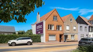 Charmante woning in een geliefde omgeving op slechts enkele minuten van Duinenwater en centrum-Knokke. Het Albertstrand bevindt zich op slechts enkele minuten fietsen. Een uitstekende woonomgeving voor jong en oud, waar u optimaal kunt genieten van zowel rust als een bruisende stadsfeer. <br /><br />De woning werd doorheen de jaren netjes onderhouden wat meteen opvalt zowel binnen als buiten. Binnen vindt u drie volwaardige slaapkamers en een indrukwekkende zolderverdieping die tal van mogelijkheden biedt. Buiten kunt u genieten van een prachtige tuin met mooie beplanting en een ontspannend zicht op de iconische Watertoren van Duinbergen. Achteraan nog een gesloten garagebox die een enorme meerwaarde biedt op deze locatie. <br />De garage zelf heeft een mooie oppervlakte en is vlot bereikbaar.<br /><br />Een aantrekkelijk aanbod te Knokke-Duinbergen. Wees er snel bij.<br /><br />Bezoeken of meer informatie?<br />Contacteer Sacha Vanrafelghem op GSM 0487/43.79.10.