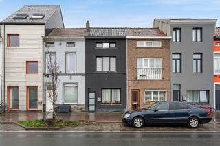 Deze charmante gezinswoning bevindt zich op wandelafstand van winkels, scholen, openbaar vervoer, Dok-Noord en het bruisende centrum van Gent...